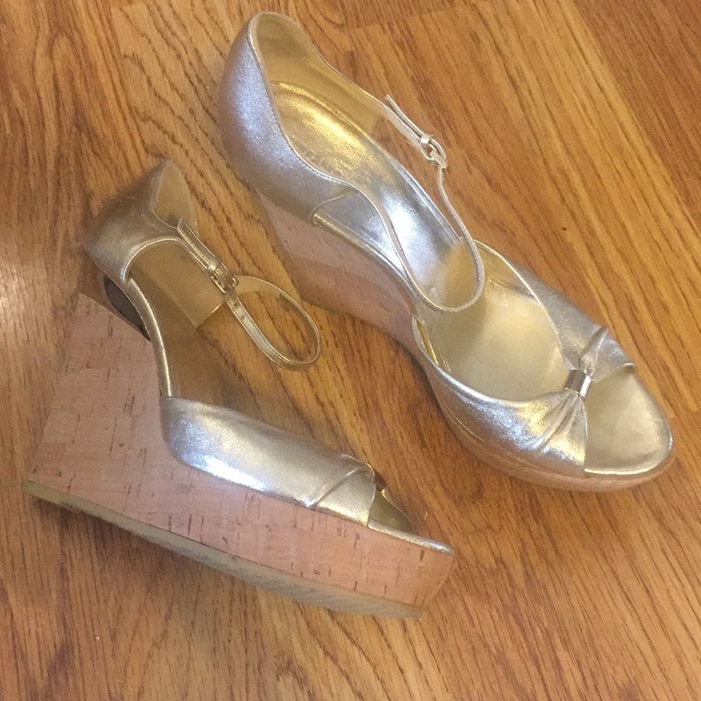 REDUCED 💕 Gold Gucci Wedges